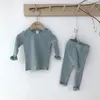 Baby Boy Girl Clothes Set Spring Cotton Casual Home 3pcs av ​​solid färg långärmad topp + byxor hårband pyjamas 210515