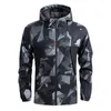 Shark Soft Shell Wojskowy kurtka taktyczna Mężczyźni Casual Sport Outdoor Coat Wodoodporna Oddychająca Wiosna Cienka Kurtka Kamuflażowa 210927