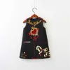 Robes de bébé filles sans manches col rond robe de tout-petit joli coeur à travers le coeur conception broderie vêtements pour enfants robe de bébé Q0716