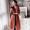 Dabuwawa Elegant Solid Kvinnor Real Sheep Wool Fur Coat Fur Collar V-Neck Bälte Långrock Jacka Kvinna Mjuk Vinter DT1DLN027 210520