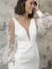 2022 Sexy White V-образные шеи Sheer длинные рукава ножны короткие коктейльные платья нового кружева Ruched без спинки мини-вечеринка вечерние платья с пуговицами BC10909