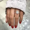 ラグジュアリー925スターリングシルバーエメラルドカットシミュレートダイヤモンド結婚式の婚約カクテル女性バンドリングセットファインジュエリーギフト