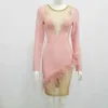 Robe de bandage rose creuse en maille sexy gratuite Femmes O-Cou à manches longues Bodycon Plume Club Party Robes 210524