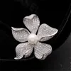 Mode Vit Pearl Flower Brosches Pins För Kvinnor Märke Design Smycken Lady Wedding Party Suit Corsage Micro Pave CZ Stone Pin