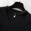 Croydier Jesień Zima Clothe Pearl Cut Out V Neck Swetry Knit Top Pullover Podstawowy Casual Casual Krajowy sweter z dzianiny 211011