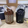 2021 Lady Stuff Sacks Drawstring Shoulder Satchel Kopplingspåsar Luxurys Designers Kvinnor String Barrelformad Vanla Läderväskor Bucket Bag Cylindriska Plånböcker