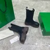 2021 Botas de dama de lujo Botas de diseñador para mujer Cuero real Tire Bootie Diseñadores Lug Mid Half Boot Moda Zapatos de mujer Plataforma de alta calidad Zapato de invierno