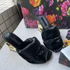 Luksusowy projektant paryż metalowa litera litery na obcasie sandały z podeszwą kobiety ubierają buty moda prawdziwa skóra seksowne szpilki z wystającym palcem wesele bankiet najwyższej jakości