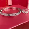 Brazalete de diamantes Mujer Tornillo de acero inoxidable Pareja Amor Pulsera Joyería de moda para hombre Regalo del día de San Valentín para novia Accesorios con Pochette Bijoux