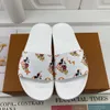 Design Os homens Gradiente de cor famosa carta Letters Designer Casal Chinelos de Luxo e chinelo Sandálias Marca Moda Feminina Lether Praia sapatos femininos flip-flops