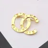 Broches banhados a ouro 18K de alta qualidade para homens e mulheres, marca de moda, suéter com letras duplas, colarinho, broche para roupas, joias, acessórios