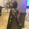 2021 Sexig Arabisk One Shoulder Olive Green Muslim Prom Klänningar med Cape Långärmade Dubai Kvinnor Kvinnor Party Klänningar Klänning Elegant Plus Storlek Back Crystal Beading