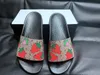 Ontwerper Mannen Vrouwen Merk Slippers Rubber Slide Sandaal Platte Bloemen Aardbei Tijger Bee Groen Rood Wit Web Mode Schoenen Strand Flip Flops Fl