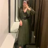 Green Pleated Midi Dress Donne Inverno Chic Belt Puff a maniche lunghe Elegante Party Es femminile Vintage 210519