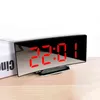 Reloj despertador LED Reloj digital Pantalla curva Reloj de escritorio electrónico Función de repetición Carga USB Adecuado para sala de estar Dormitorio 211112