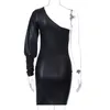 Omsj Moda Latarnia Rękaw Party Clubwear Dress Black PU Skóra One Ramię Mini Dresses Damskie Seksowne Backless 210517