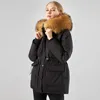 Lagabogy большой настоящий енот мех с капюшоном короткие женские зимние перо вниз пальто женщины 90% утка куртка пушистые пушистые Parka 211018