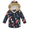 寒い冬の赤ちゃんの暖かいスキースーツの上の新しい子供たちの男の子のジャケットのコート