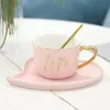 Tazze Tazza da caffè con coppia stampata con motivo a lettera d'amore da 250 ml con manico dorato Set di tazze e piattini in ceramica di colore blu/rosa creativo