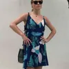 Sexy femmes Vestidos feuille imprimer col en V dos nu vacances d'été Boho plage Spaghetti sangle sans manches Slip robe 210416