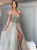 Beading Prom Klänningar Lång 2021 V Neck Ljus Grå High Split Tulle Sweep Train Ärmlös Evening Klänning A-Line Backless Vestido de