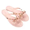 صندل مصمم ثونغ شاطئ الأحذية الصيفية شقق المدرج مسطحات شقق PVC PVC jelly sandalias mujer studde slipeprs zapatos1767247