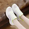 Chaussures d'été Baskets Blanc Mesh Breather Cuir Femmes BAS Baskets Baskets Chaussures De Skate Mode Chaussure De Sport Usine En Gros Navire Rapide