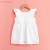 Dorbaby zomer nieuwe stijl jurk 2-7Y kinderen priness-kleding pure witte fly-sleeve houten knop uitgehold engeland stijl q0716