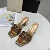 2021 Frauen Sandalen Modedesigner Flachfolien Flip Flops Kalbsleder-Leder-Intertwing-Riemen Italien High Heels Sommer Outdoor-Schuhe