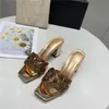 2021 مصمم الكعب العجلات جلدية النساء الصنادل Luxurys des chaussures intertwining الأشرطة الشرائح المسطحة الوجه يتعاطل المتسكعون