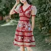 Rote Blume Stickerei Mesh V-Ausschnitt knielangen Kleid Sommer Kurzarm lässig süße Mädchen Mode Vestido de Mujer 210421