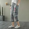 夏の芸術スタイルの緩いヴィンテージの刺繍リッピングジーンズのためのジーンズは女性のためのカジュアルカーフレングスコットンデニムハーブパンツS836 210512