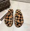 Zapatillas peludas de casa de invierno de diseño clásico para mujer, pantuflas mullidas de piel sintética para el hogar, patrón de rejilla marrón plano, zapatos de piso de interior a la moda para mujer