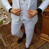 男性3ピースのウェディングタキシードのための白いスリムフィットスーツのダブルブレストのウエストコート男性ファッションジャケットのズボンの新しい到着x0909