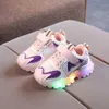 サイズ21-30女の子子供のための輝く靴LEDライトが付いている子供たちの明るいスニーカーBaby G1025のための滑り止め幼児の靴