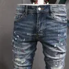 Stretch design denim biker jeans 2021 för mens smal passform målade patch trim ben cowboy byxor male88
