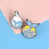 Blue Sea Tail Whale Bulbo Broche Pin Pin Animal de Lappel para homens Momen Cosage Top Cosage Jóias de moda e arenosas