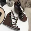 Damesontwerper Sandalen Cassandra Wedge Espadrilles met zwart logo in leer 10,5 cm hoge hakken met verstelbare gesp trouwjurk dame schoenen met doos 324