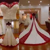Elegante witte en rode borduurwerk trouwjurk kralen sweetheart nek mouwloze strapless lange trein bruidsjurken lace-up rug een lijn country trouwjurken