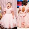 2021 Baby Pink Flower Girls Abiti per matrimoni Gioiello Collo Maniche corte Fiori fatti a mano Perle di cristallo Compleanno Bambini Abiti da spettacolo Sweep Train Con fiocco