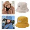 Mujeres invierno espesar cálido Faux Fleece Bucket Hat letras etiqueta Color sólido Harajuku estudiante ajustable pescador G220311