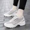 2021 Designer Running Schoenen voor Vrouwen Wit Grijs Paars Roze Zwart Mode Heren Trainers Hoge Kwaliteit Buitensporten Sneakers Maat 35-42 SD