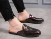 Mode Luxurys Zwart en Rode Half Lederen Schoenen Heren Slippers Casual Social Flat Moccasin Homme Jurk Schoen Chaussure