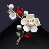 Coquille et perle fleur broches pour femmes élégante mode broche cristal rouge broche bijoux de mariage de haute qualité