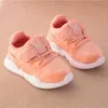 男の子スニーカーのための子供の靴赤ん坊のカジュアルな女の子子供の白いスポーツシューズファッションライトフラットソフト通気性PUレザーx0703