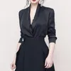 Frauen Schwarz Büro Satin Blazer 2 Stück Set Weibliche Sexy V-ausschnitt Shirt Top + Hohe Taille Taste Falten Mini rock Anzug 210416