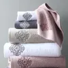 serviettes de bain violettes