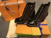 Designer Brown Martin Boot pour les femmes Real Patent Leather Metal Button non glissant Mid Mid Chunky Talon Boots Fashion Véritable AN8538591
