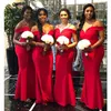 Los elegantes vestidos de dama de honor fuera del hombro sirena satén roja satin de sudafric marido de honor para boda invitado hecha personalizada