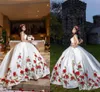 Rose Flower Emprodukcja Biała Quinceanera Sukienki Charro Zanurzanie V-Neck 2022 Moda Meksykańska Słodka Suknia Balowa Suknie Puffy